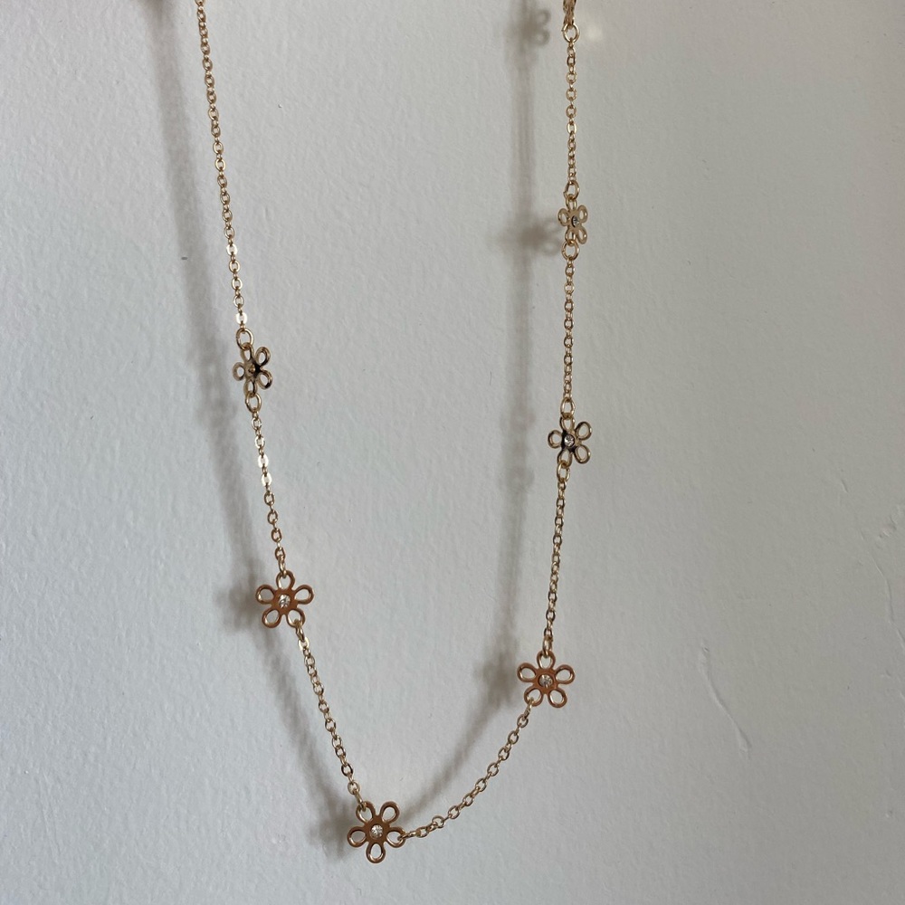 Brand new with tags still on forever 21 daisy gold necklace no flaws